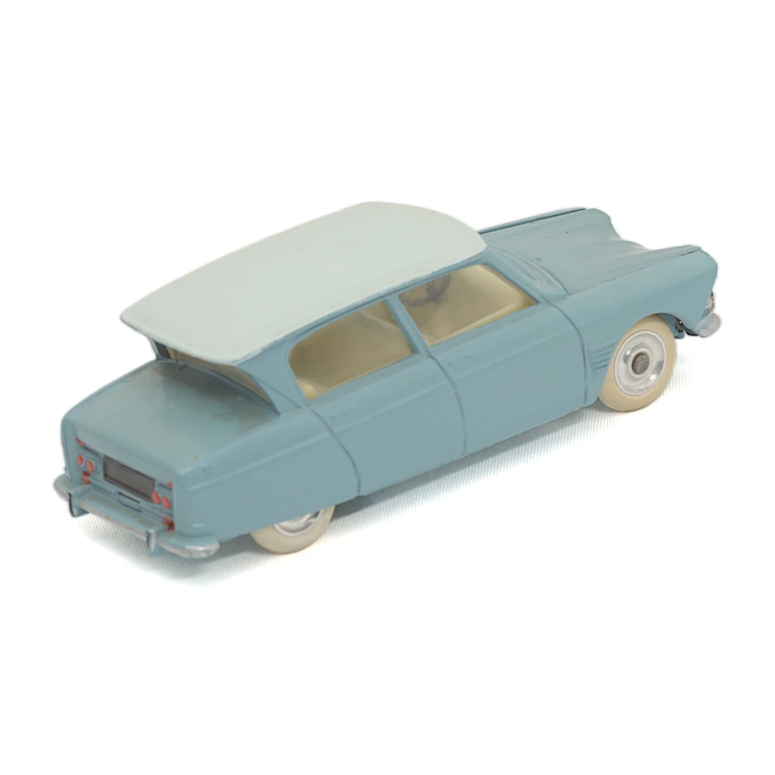 Vue de trois quarts arrière de la Citroën Ami 6 miniature J.R.D. montrant la lunette inversée