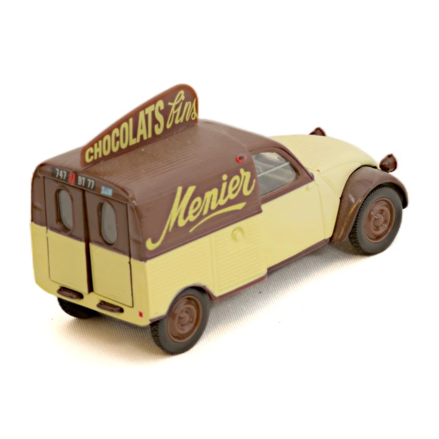 Vue de trois quarts arrière de la miniature Citroën 2CV fourgonnette Chocolats Menier avec son panneau de toit