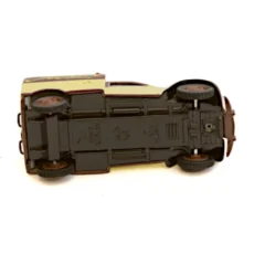 Vue du dessous du châssis de la miniature Norev indiquant Made in France et l'échelle 1/43