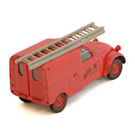 Vue arrière de la fourgonnette 2CV Pompiers avec son échelle sur le toit