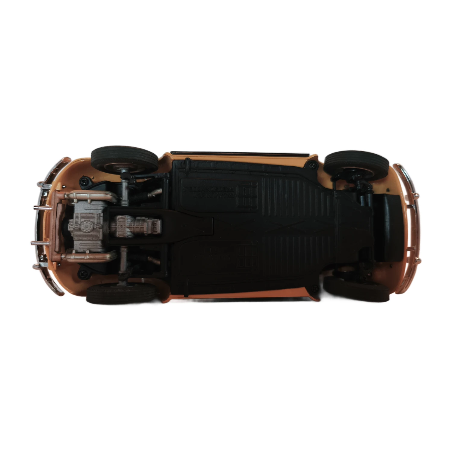 Vue du dessous du châssis de la miniature Bburago 1/24