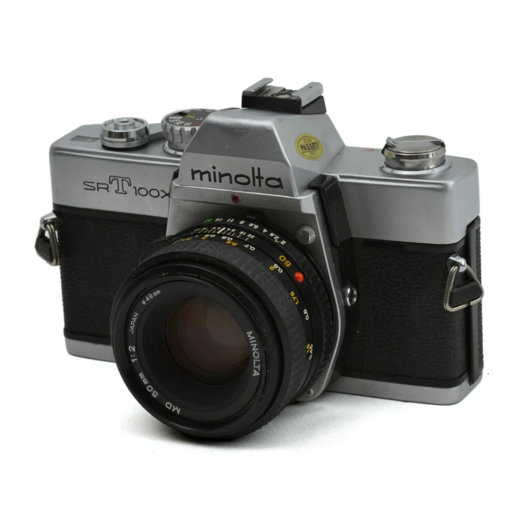 Appareil photo argentique Minolta SRT 100X de face avec objectif 50mm