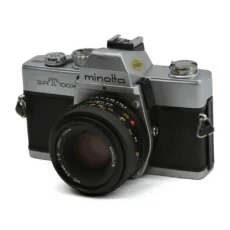 Appareil photo argentique Minolta SRT 100X de face avec objectif 50mm