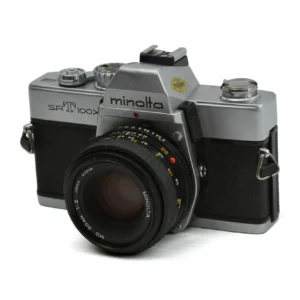 Appareil photo argentique Minolta SRT 100X de face avec objectif 50mm