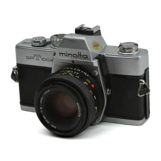 Appareil photo argentique Minolta SRT 100X de face avec objectif 50mm