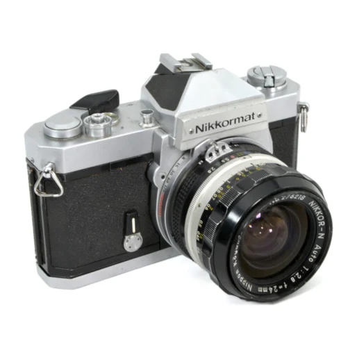 Appareil photo argentique Nikkormat FT2 de face avec objectif Nikkor 24mm