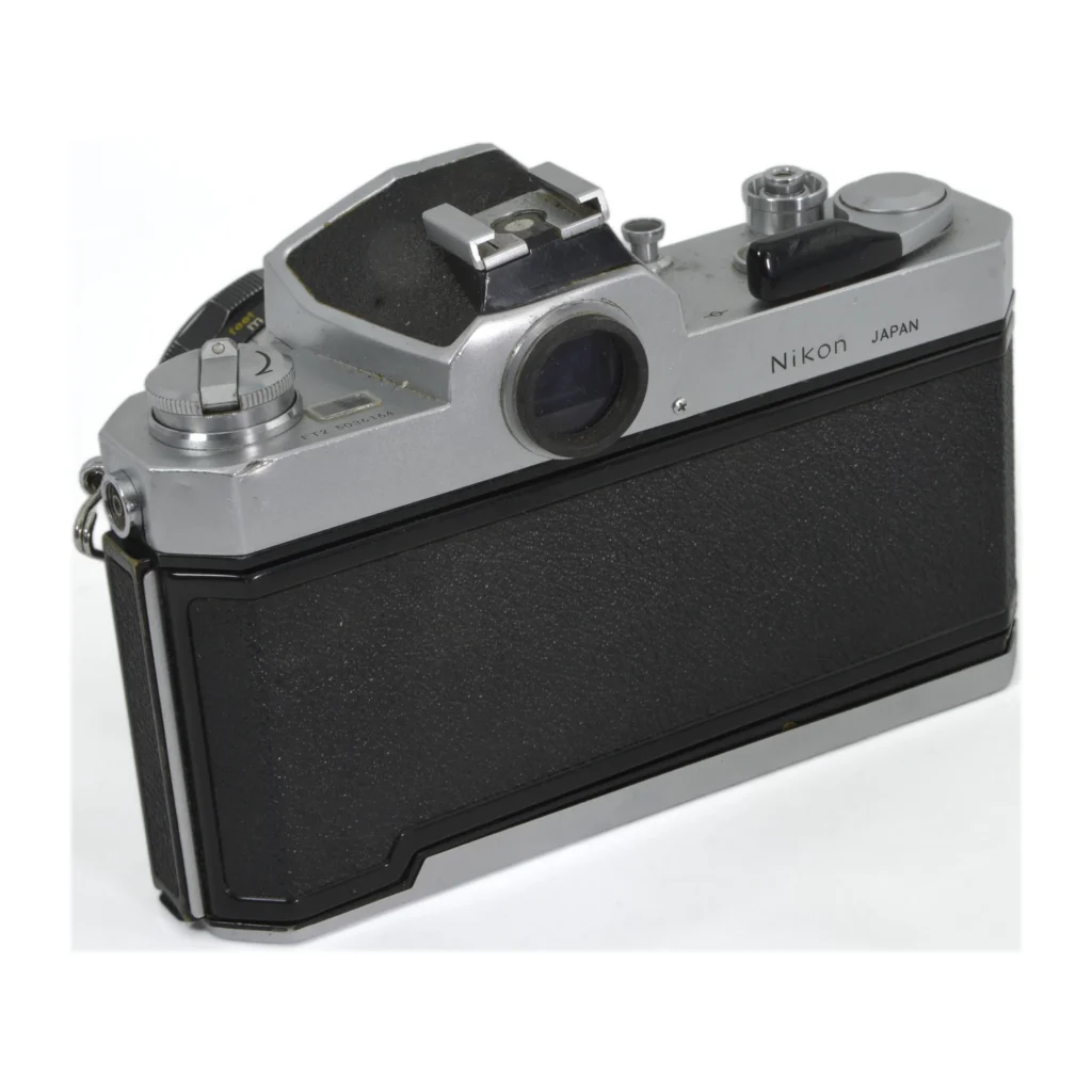 Dos de l'appareil photo Nikkormat FT2 montrant le viseur et le revêtement