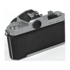 Dos de l'appareil photo Nikkormat FT2 montrant le viseur et le revêtement