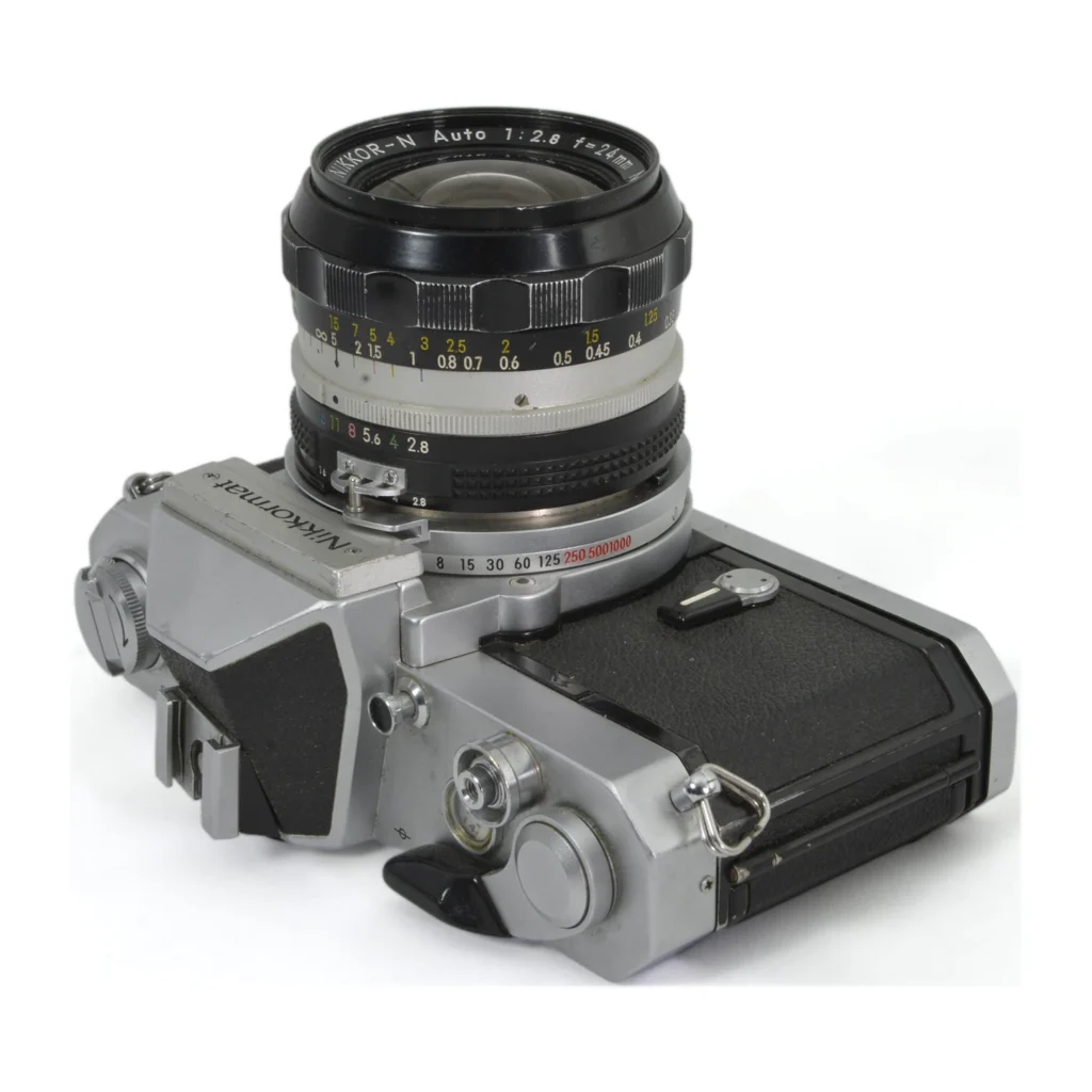 Vue de dessus de l'appareil photo Nikkormat FT2 et son objectif Nikkor-N Auto