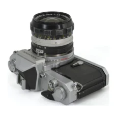 Vue de dessus de l'appareil photo Nikkormat FT2 et son objectif Nikkor-N Auto