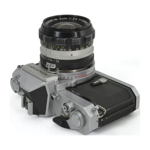 Vue de dessus de l'appareil photo Nikkormat FT2 et son objectif Nikkor-N Auto