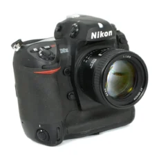 Vue de face de l'appareil photo Nikon D2H avec objectif 85mm