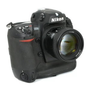 Vue de face de l'appareil photo Nikon D2H avec objectif 85mm