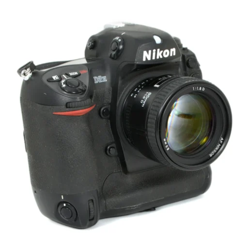 Vue de face de l'appareil photo Nikon D2H avec objectif 85mm