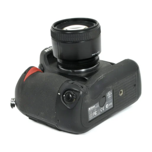 Vue de dessous du boîtier Nikon D2H montrant l'étiquette constructeur