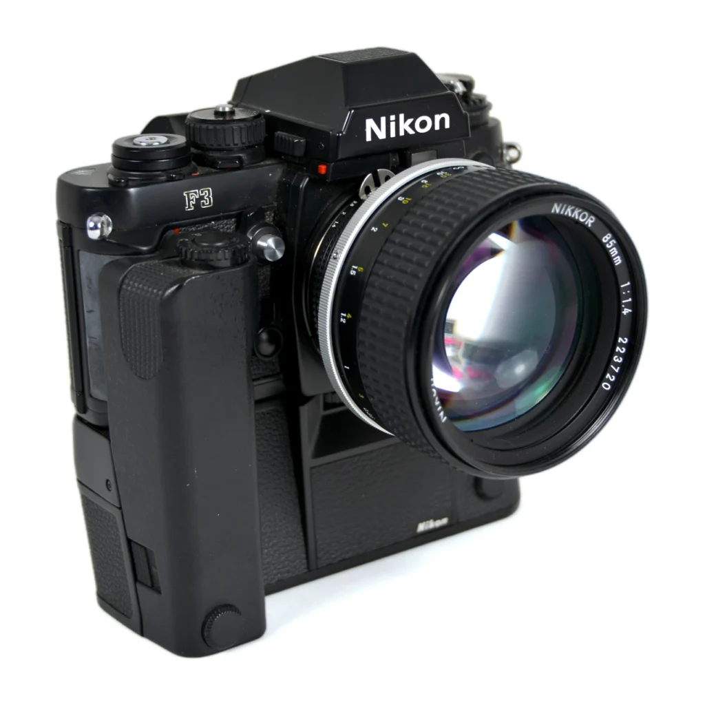 Appareil photo reflex argentique Nikon F3 noir avec objectif Nikkor 85mm f/1.4 et moteur MD-4
