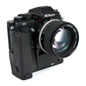 Appareil photo reflex argentique Nikon F3 noir avec objectif Nikkor 85mm f/1.4 et moteur MD-4