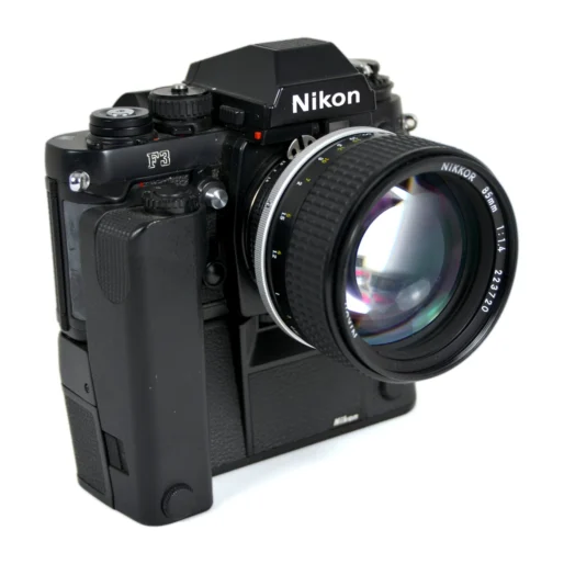 Appareil photo reflex argentique Nikon F3 noir avec objectif Nikkor 85mm f/1.4 et moteur MD-4