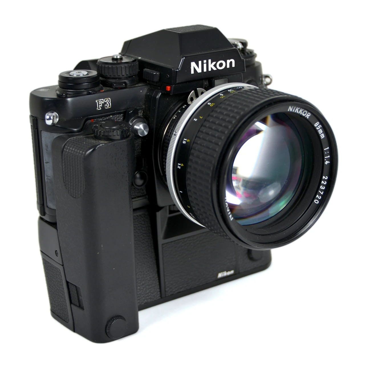 Appareil photo reflex argentique Nikon F3 noir avec objectif Nikkor 85mm f/1.4 et moteur MD-4