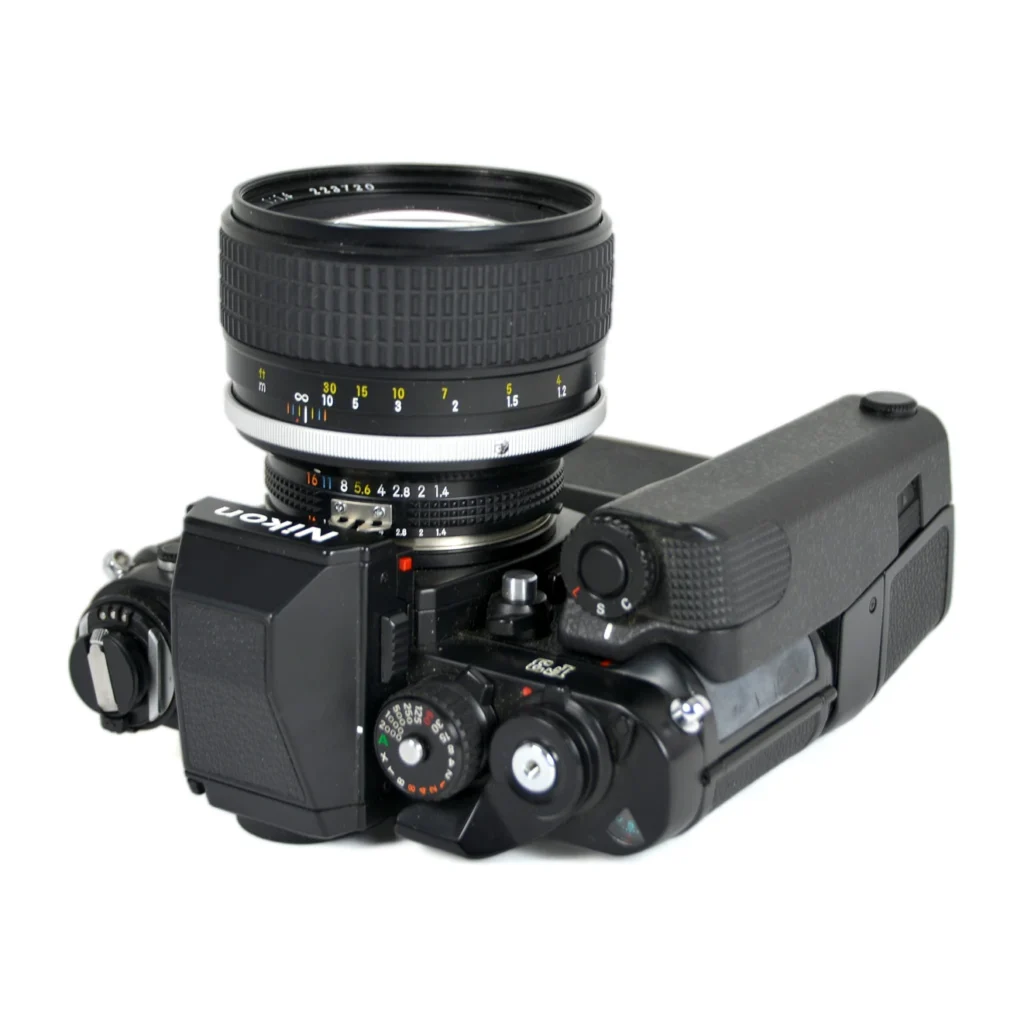 Vue de dessous de l'appareil photo Nikon F3 montrant la semelle du moteur MD-4 et l'objectif