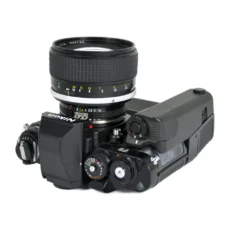 Vue de dessous de l'appareil photo Nikon F3 montrant la semelle du moteur MD-4 et l'objectif