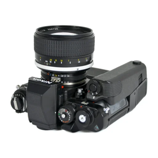 Vue de dessous de l'appareil photo Nikon F3 montrant la semelle du moteur MD-4 et l'objectif