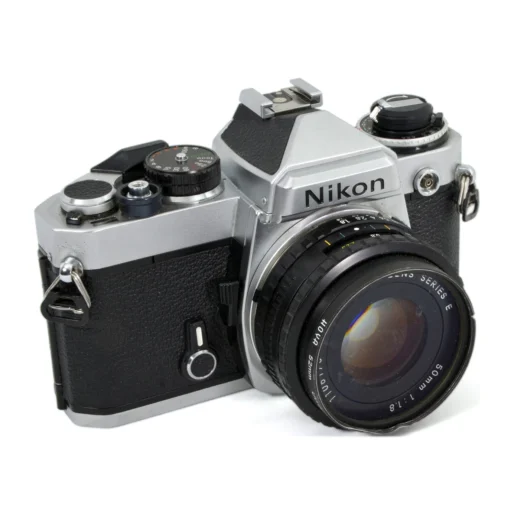 Appareil photo reflex argentique Nikon FE de face avec objectif 50mm f/1.8 et filtre cabossé