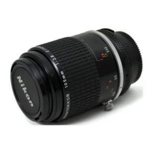 Objectif Nikon Micro-Nikkor 105mm f/2.8 AI-S vu de face avec son bouchon d'origine