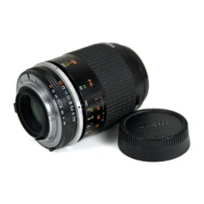 Objectif Nikon Micro-Nikkor 105mm f/2.8 AI-S vu de dos montrant la monture F et la bague de diaphragme