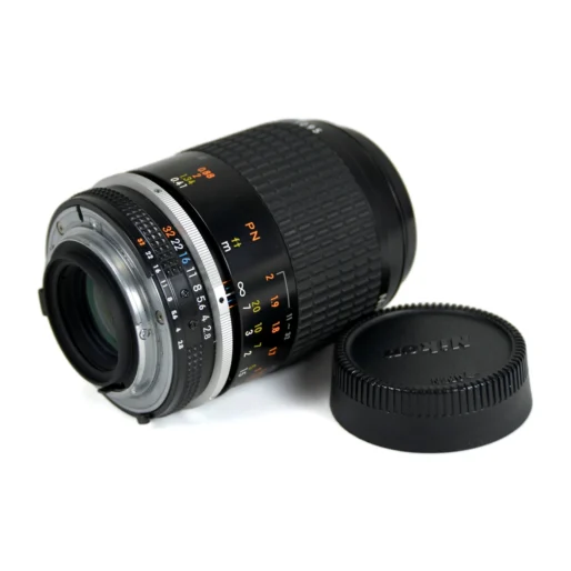 Objectif Nikon Micro-Nikkor 105mm f/2.8 AI-S vu de dos montrant la monture F et la bague de diaphragme
