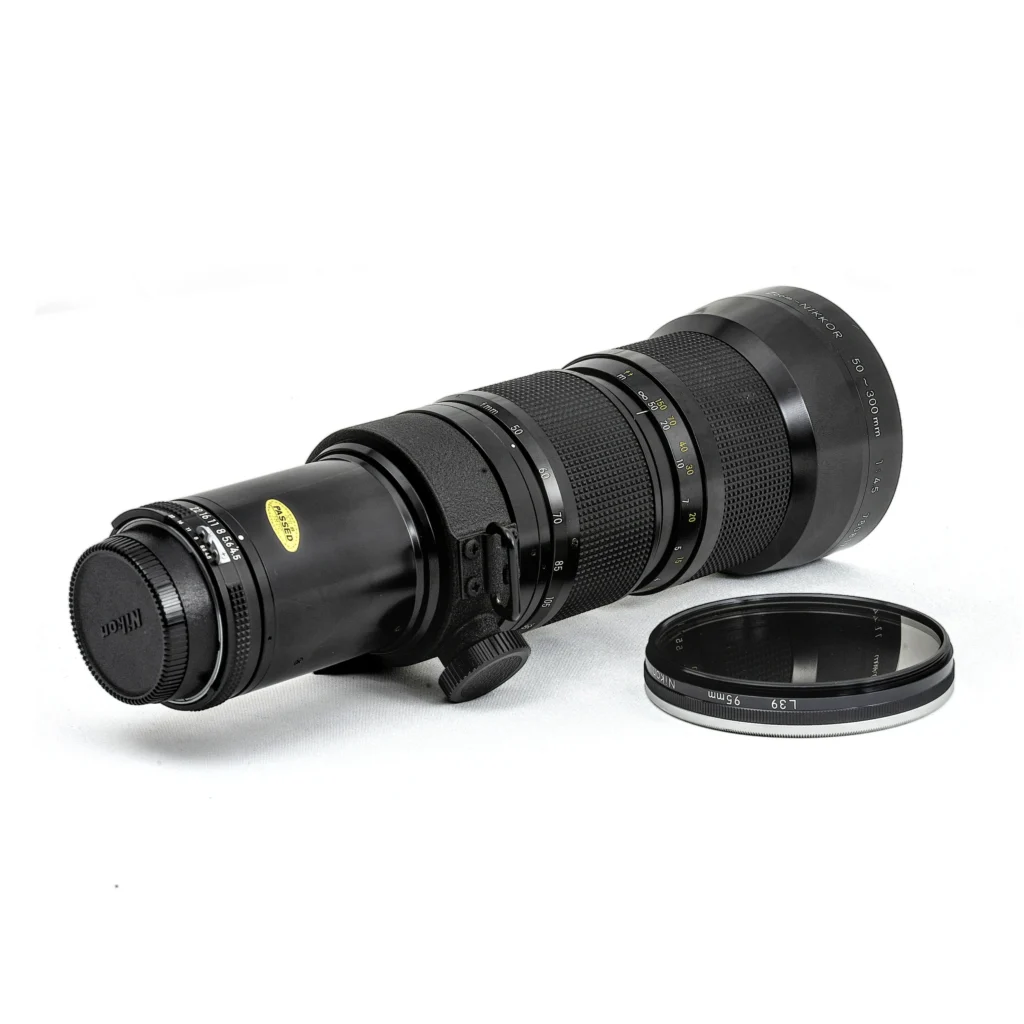 Zoom-Nikkor 50-300mm f/4.5 vue 3/4 arrière
