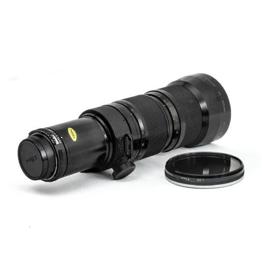 Zoom-Nikkor 50-300mm f/4.5 vue 3/4 arrière