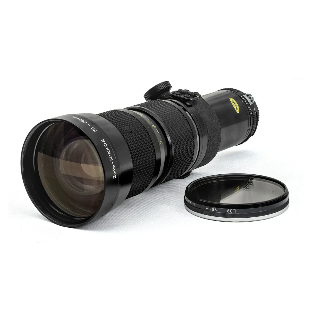 Zoom-Nikkor 50-300mm f/4.5 vue 3/4 devant