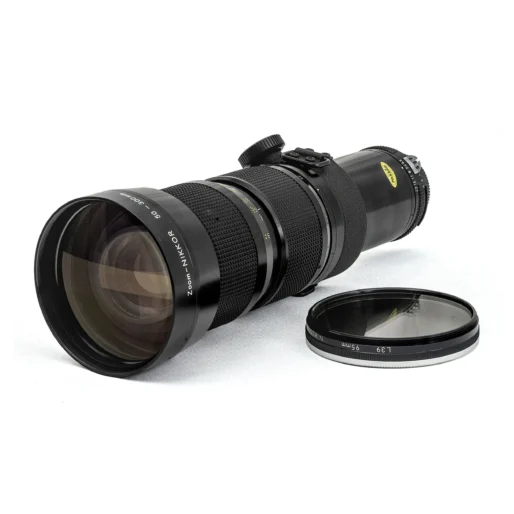 Zoom-Nikkor 50-300mm f/4.5 vue 3/4 devant