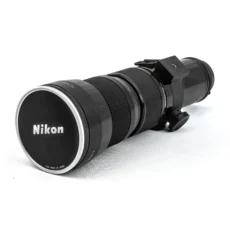 Objectif Nikon Zoom-Nikkor 50-300mm f/4.5 avec son imposant bouchon avant 95mm