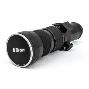 Objectif Nikon Zoom-Nikkor 50-300mm f/4.5 avec son imposant bouchon avant 95mm