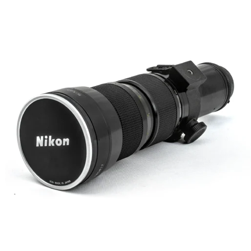 Objectif Nikon Zoom-Nikkor 50-300mm f/4.5 avec son imposant bouchon avant 95mm