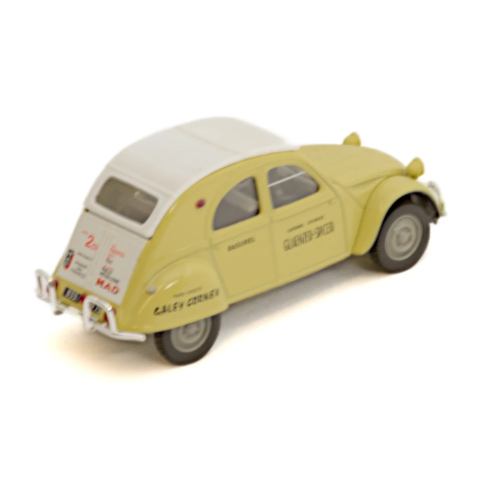 Vue de trois quarts arrière de la miniature Norev Citroën 2CV AZLP 1961 avec détails publicitaires