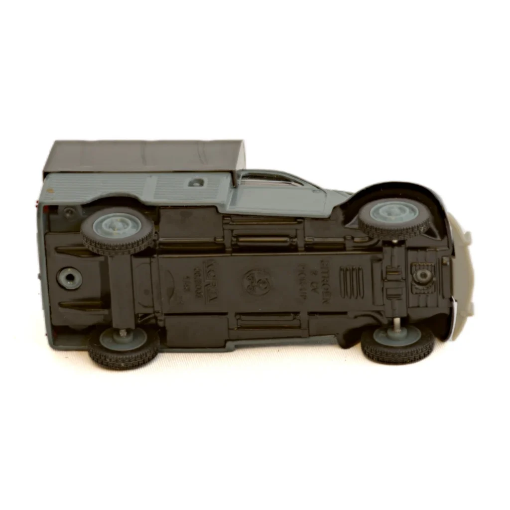 Vue du châssis de la miniature Norev Citroën 2CV 1/43 indiquant Made in France