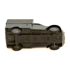 Vue du châssis de la miniature Norev Citroën 2CV 1/43 indiquant Made in France