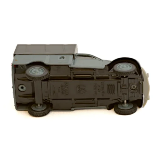 Vue du châssis de la miniature Norev Citroën 2CV 1/43 indiquant Made in France