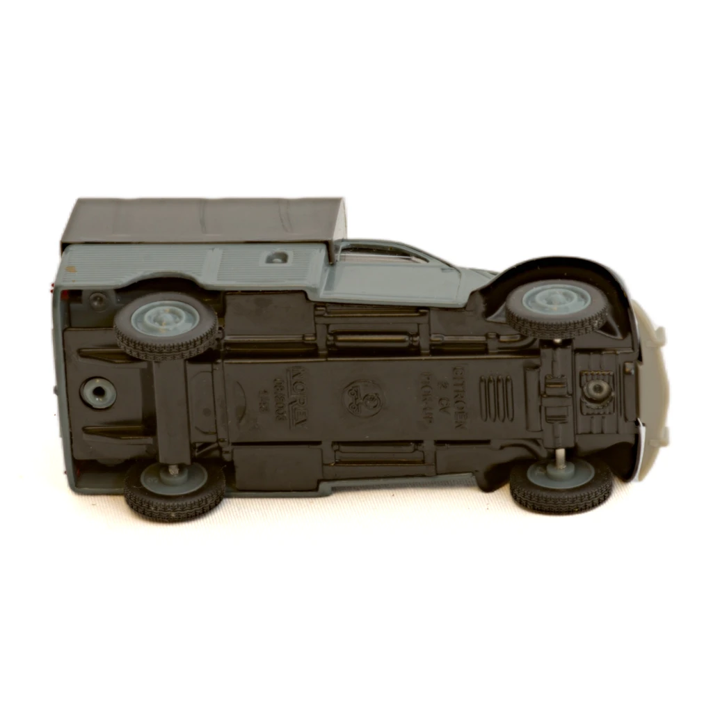 Vue du châssis de la miniature Norev Citroën 2CV 1/43 indiquant Made in France