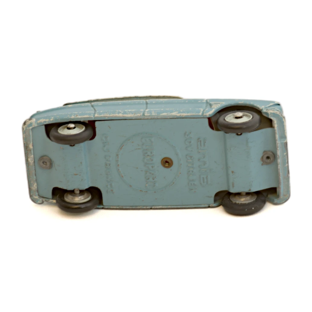 Châssis de la voiture miniature Norev Citroën Ami 6 avec inscriptions Made in France