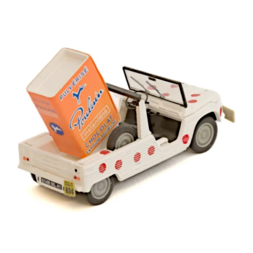 Vue de trois quarts arrière de la miniature Citroën Méhari Poulain avec la grande boîte de chocolat