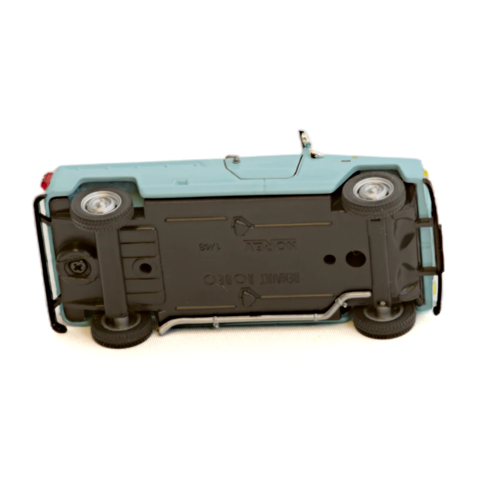 Vue du dessous du châssis de la miniature Norev Renault Rodeo 1/43
