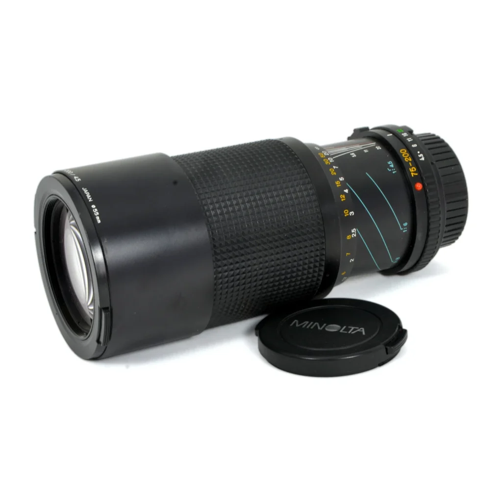 Objectif Minolta MD 75-200mm f/4.5 de profil avec bouchon