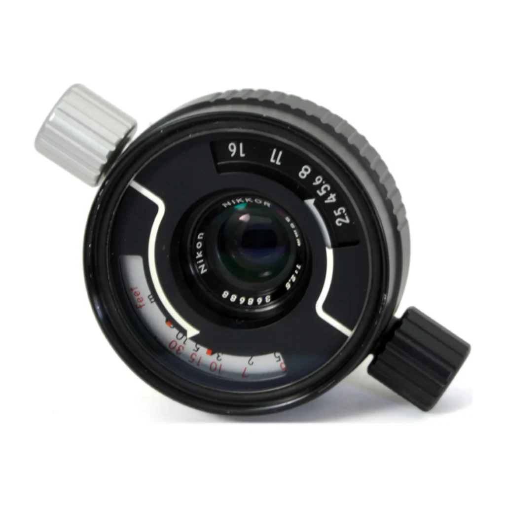 Vue de face de l'objectif Nikon Nikkor 35mm f/2.5 pour Nikonos montrant la lentille et les molettes de réglage