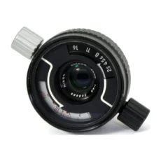 Vue de face de l'objectif Nikon Nikkor 35mm f/2.5 pour Nikonos montrant la lentille et les molettes de réglage