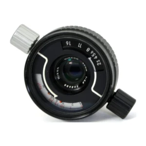 Vue de face de l'objectif Nikon Nikkor 35mm f/2.5 pour Nikonos montrant la lentille et les molettes de réglage