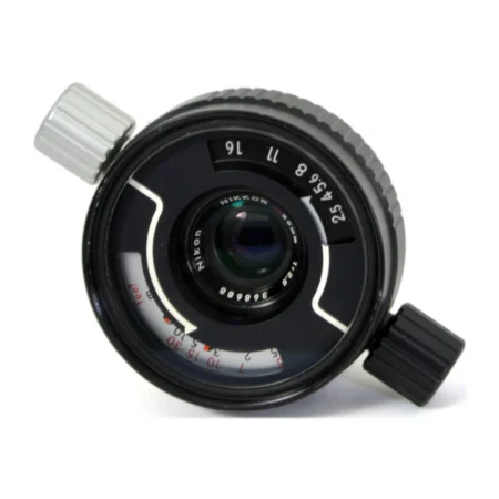 Vue de face de l'objectif Nikon Nikkor 35mm f/2.5 pour Nikonos montrant la lentille et les molettes de réglage